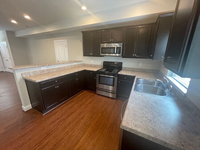 Building Photo - 3 bedroom 2.5 Bathroom House Welcomes Stud...