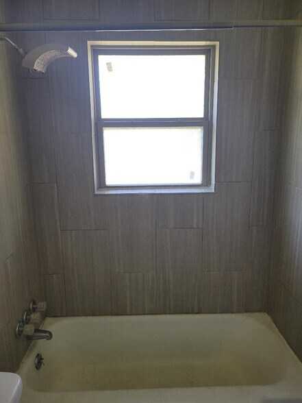 Tub/Shower - 1607 N W S Young Dr
