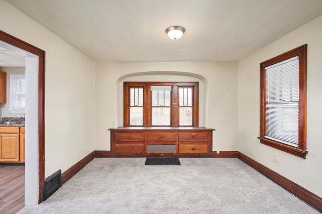Building Photo - Beautifully remodeled 3 bed 1 bath colonial in East Akron !