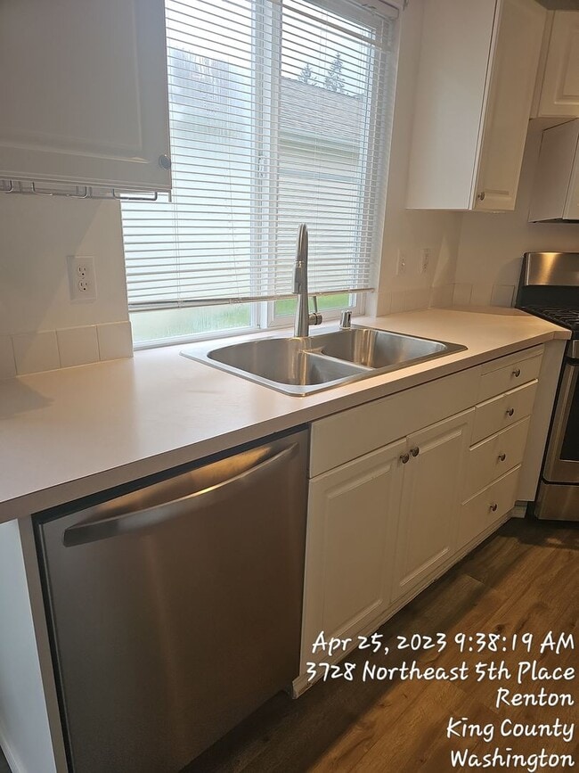 Building Photo - Renton highlands 2 story home for rent, 3 bedroom 2.5 bath with 2 car garage, Avail April 15th!