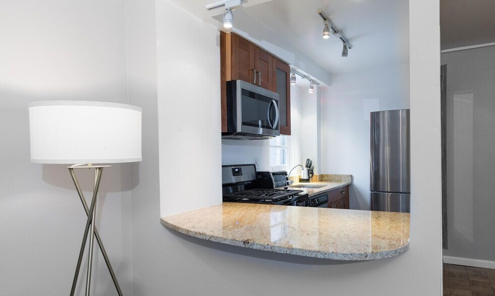 Building Photo - 240 E 81st St