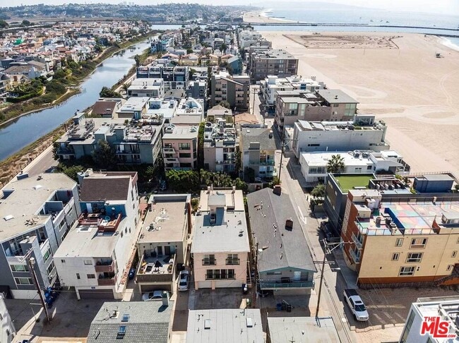 Building Photo - 17 Privateer St