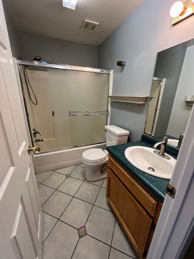 Building Photo - 1417 Hall Ave