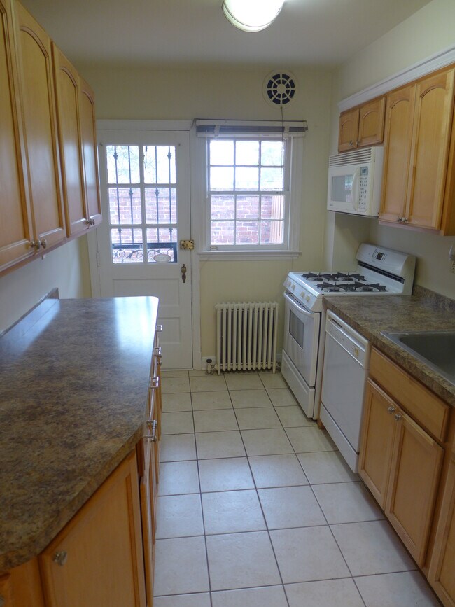 Building Photo - 300 Woodbourne Ave