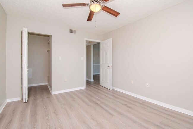 Building Photo - Lake Front 1BR + Den -Move In Special Available