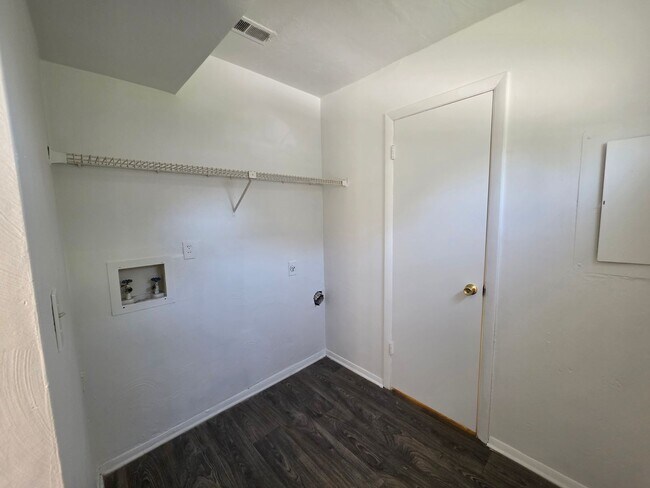 Building Photo - LYO3240#-MW