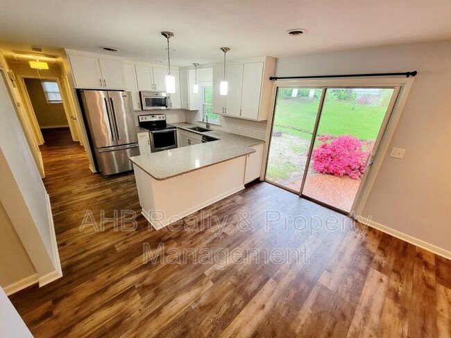 Building Photo - 2404 Blanche Dr