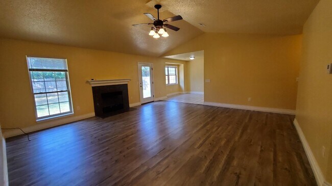 Building Photo - 3 Bedroom 2 Bath home in Bentonville Schoo...