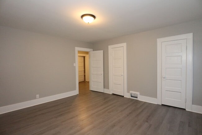 Building Photo - Large Frankfort Home!