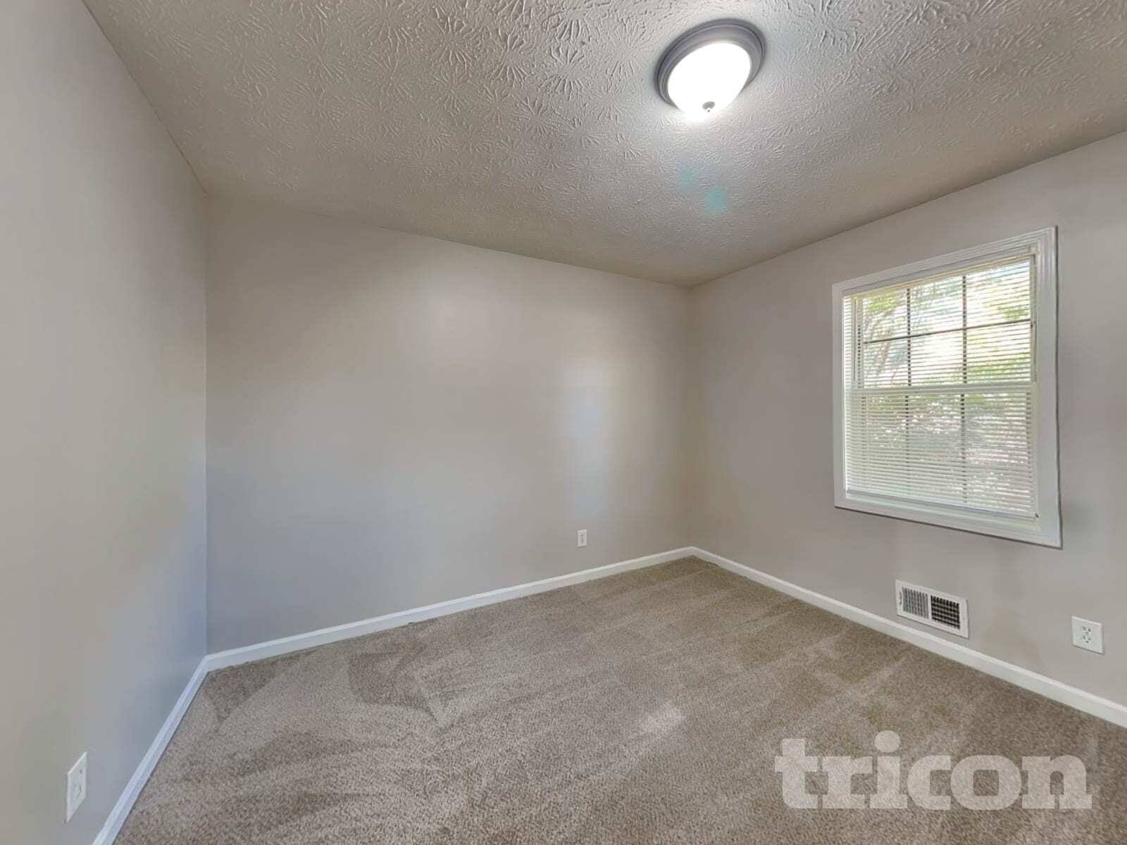 Building Photo - 3376 Poplar Dr