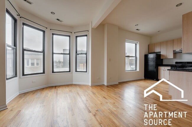 Building Photo - HUGE 1BR/1BA Close to Blue Line, Pet Friendly