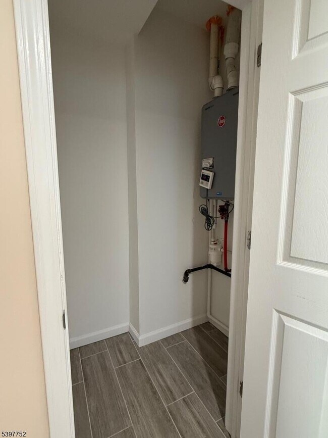 Building Photo - 208 Walnut St