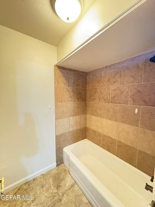 Building Photo - 3305 Killarney St
