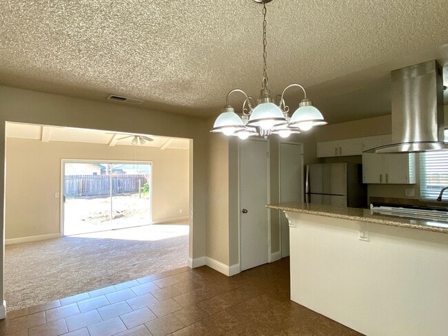 Building Photo - $2,150 Gettysburg & Minnewawa, 3 Bedroom - Across From Tarpey Elementary