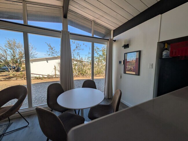 Building Photo - Adorable 2 bedroom 1 bathroom home *** FIRST MONTH DISCOUNTED RENT**