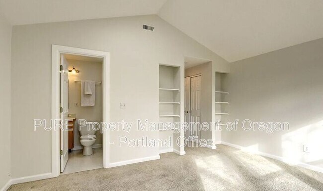 Building Photo - 310 NE Morris St