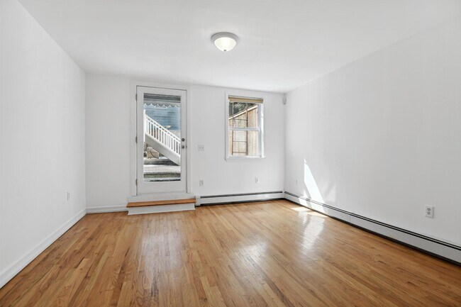 Building Photo - 113 Sussex St