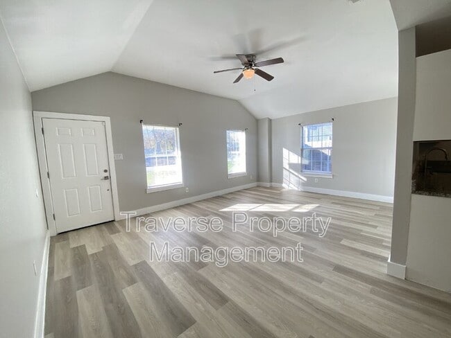 Building Photo - 5125 Sunshine Dr