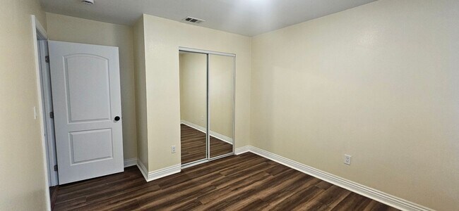 Building Photo - 75(611)