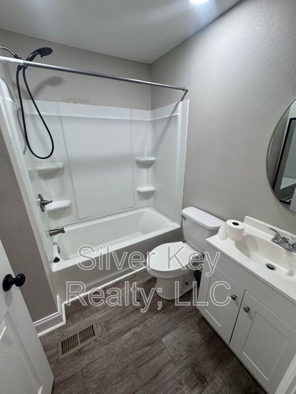 Building Photo - 703 Old Riceville Rd