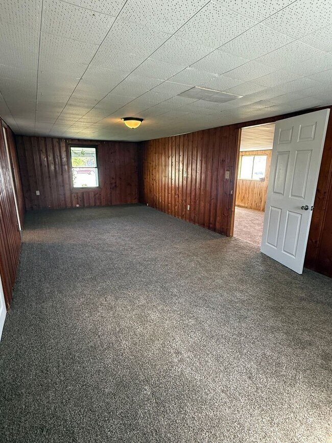 Building Photo - 2 Bed | 1 Bath | Bonus Spaces | Prime Location