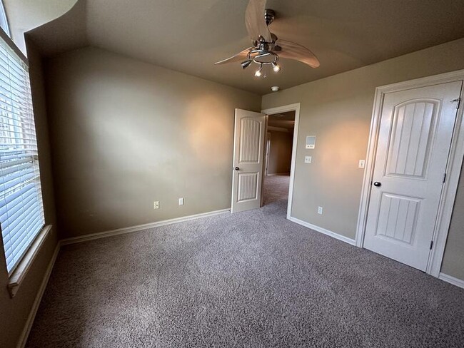 Building Photo - 5300 Oak Meadow Dr