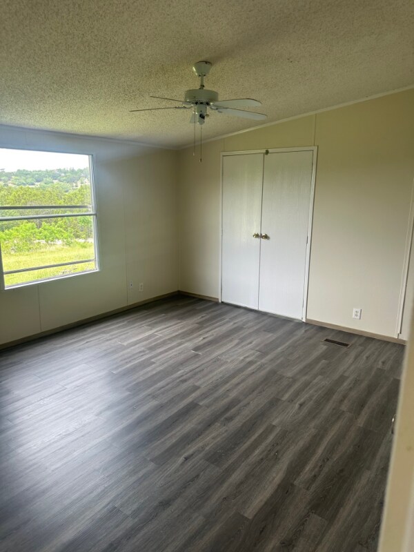 Building Photo - 230 Linda's Ln