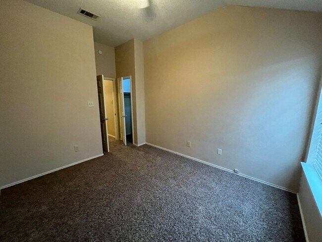Building Photo - Large 4 Bedroom Home in Skipcha Mountain!
