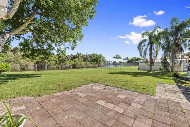 Building Photo - 1465 SE Westmoreland Blvd