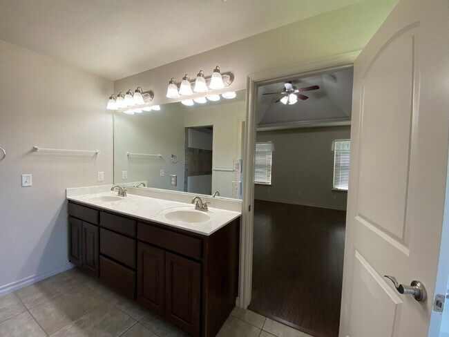Building Photo - 3 bedroom, 2 bath in Coweta Schools!