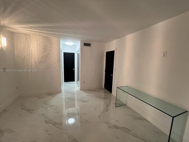 Building Photo - 1301 NE Miami Gardens Dr