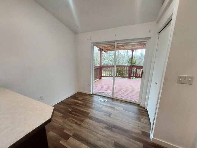 Building Photo - 4 bedroom 2.75 bath, Huge Fenced Yard with Landscaping Included!!