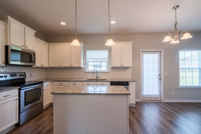 Building Photo - 647 Red Oak Ln