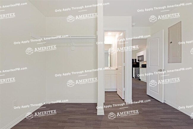 Building Photo - 112 Pinebrook Pl