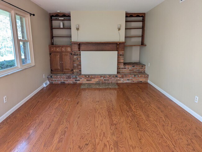 Building Photo - AVAILABLE NOW! Spacious 3 Bed / 2.5 Bath Home in Washington Twp with Basement!