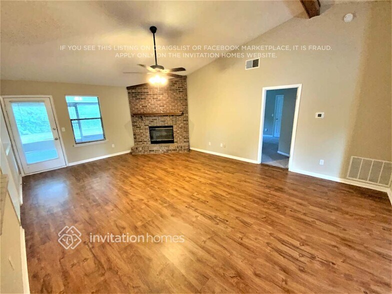 Building Photo - 10206 Walnut Bend N