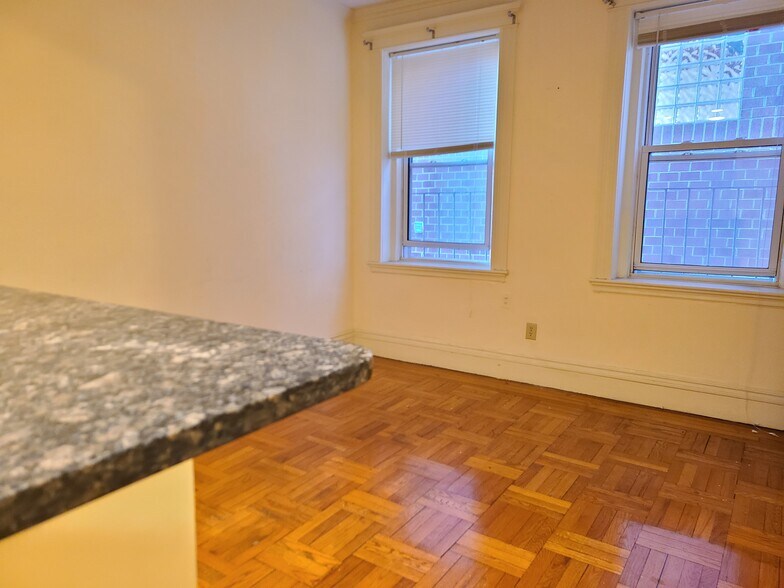 Building Photo - 40 Queensberry St