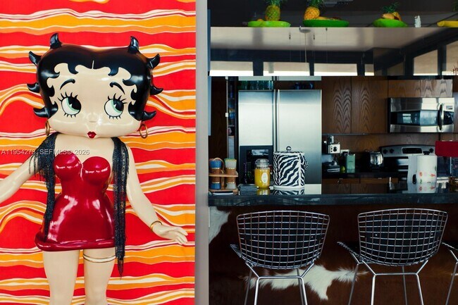 Building Photo - 1000 Venetian Way