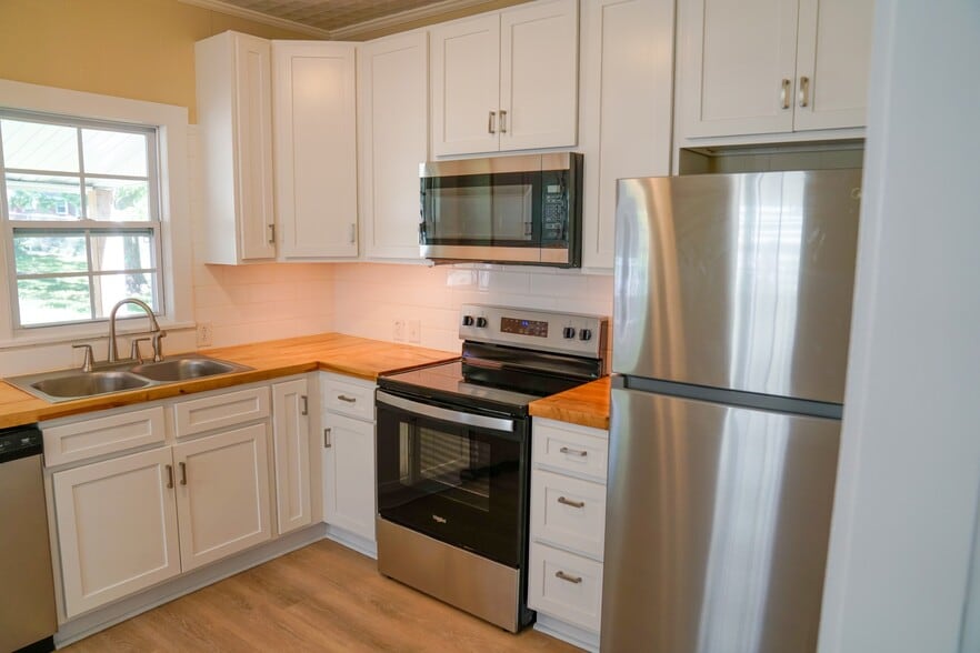 Kitchen 4 - 1403 Debow St
