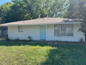 Building Photo - Updated 2 bedroom