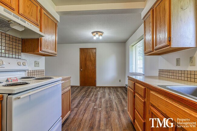 Building Photo - 2 Bedroom Duplex W/ attached garage in Was...