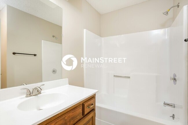 Building Photo - 4 Bedroom Pet-Friendly Home in Kansas City, MO with Main Street Renewal