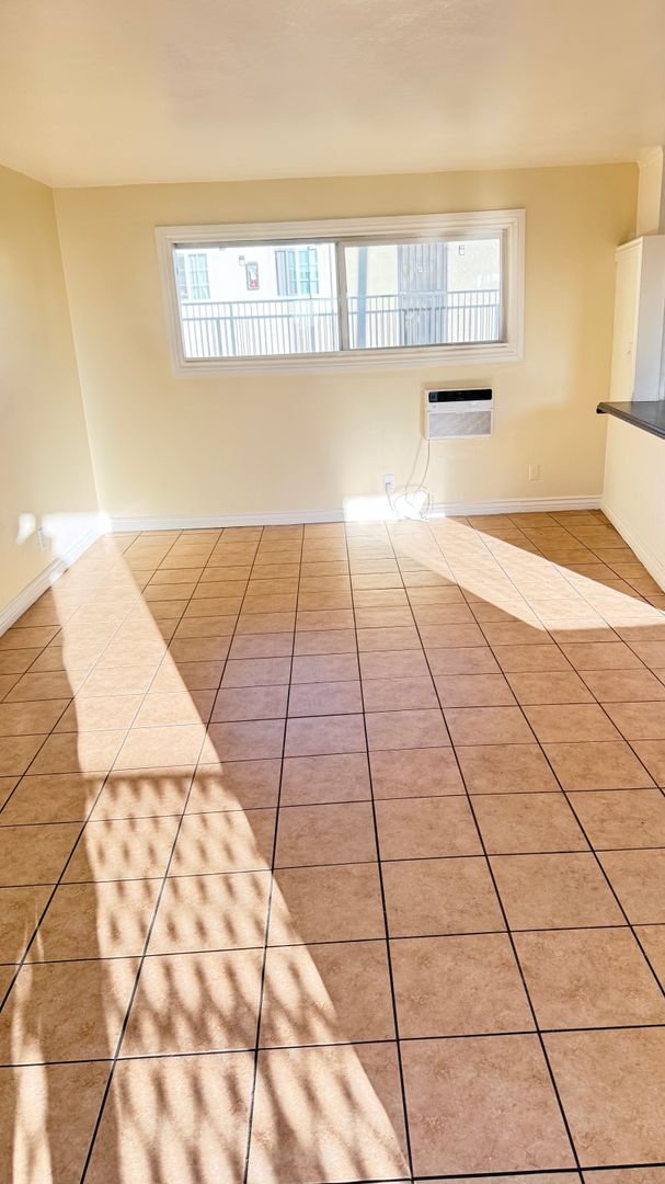 Building Photo - 1 MONTH FREE- 2 bedroom 1 bath unit available.