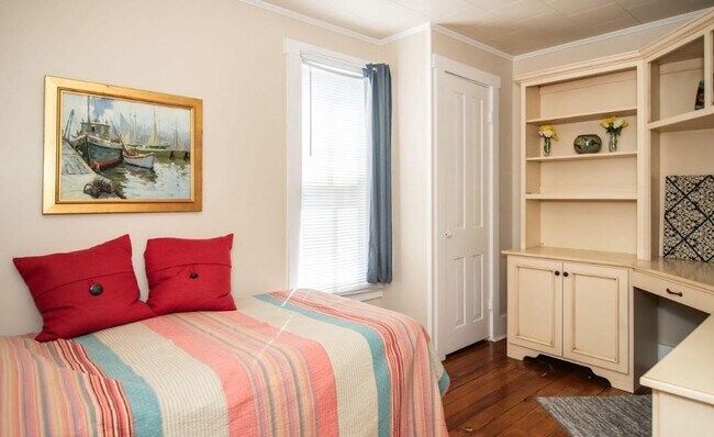 Building Photo - 420 St John St