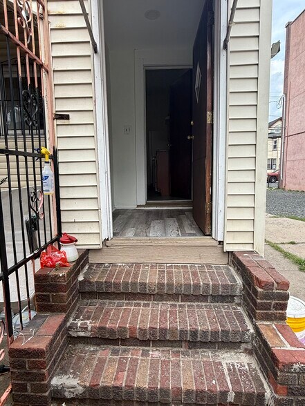 Back Entrance - 140 E Jersey St