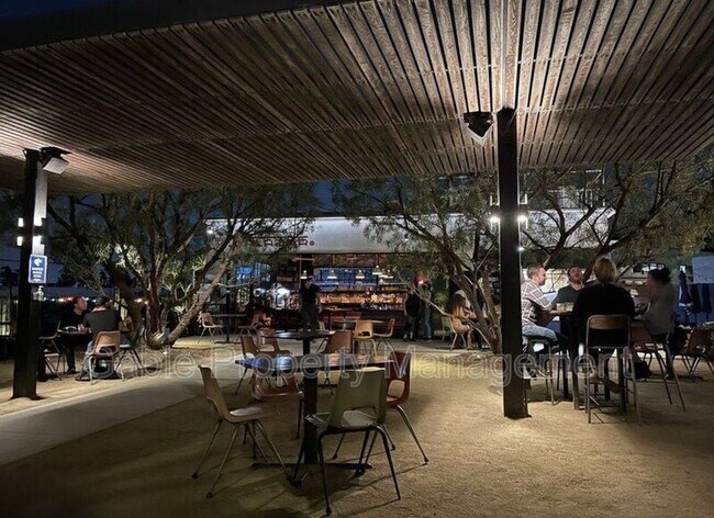 Building Photo - 2320 Fernleaf St