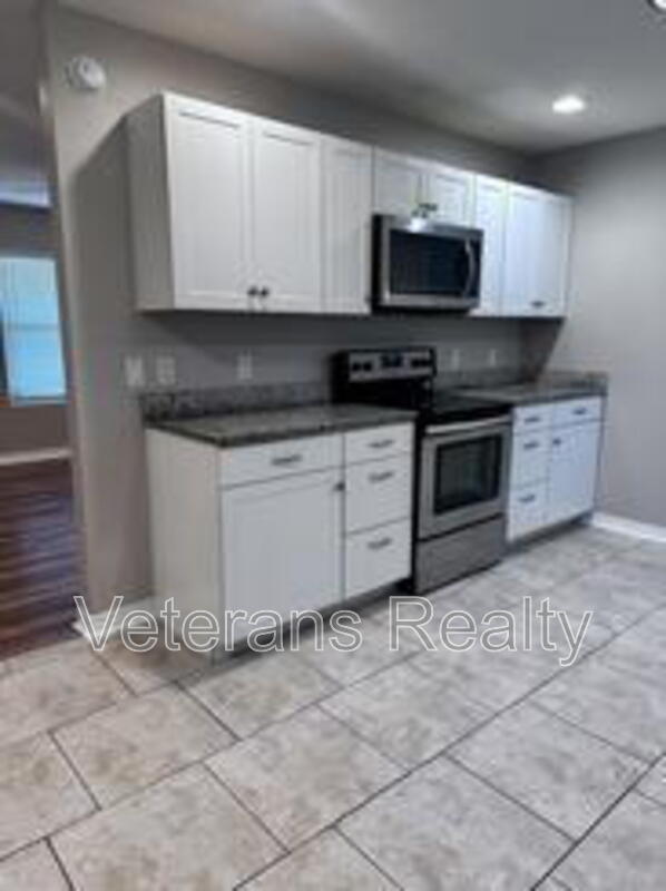 Building Photo - 113 Alverado Dr