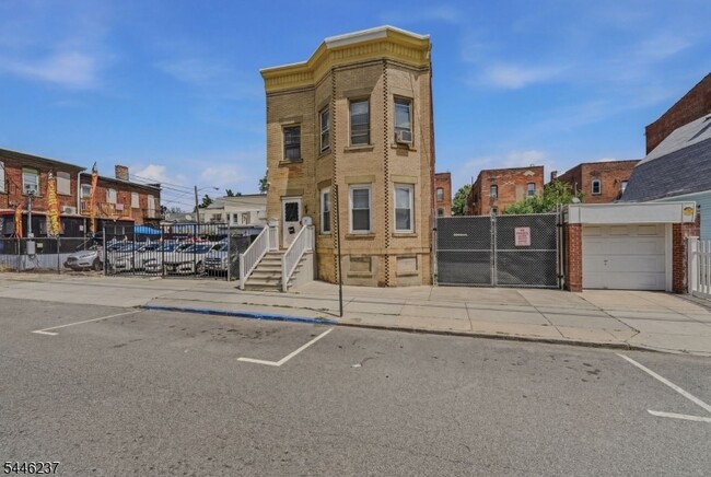 Building Photo - 489 E 22nd St
