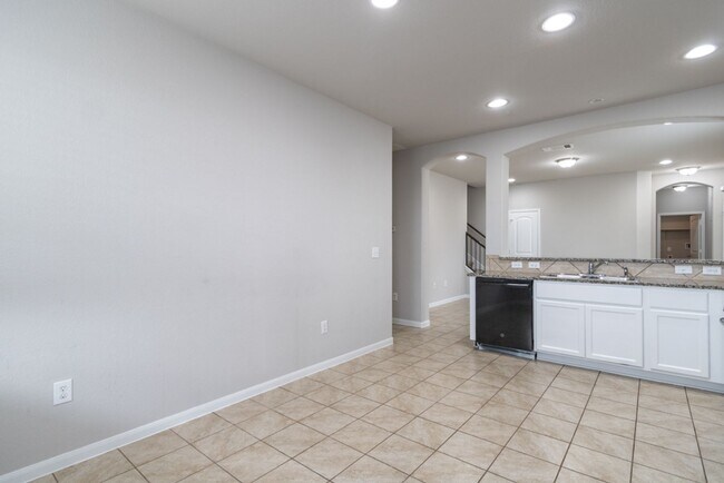 Building Photo - 2880 Donnell Dr