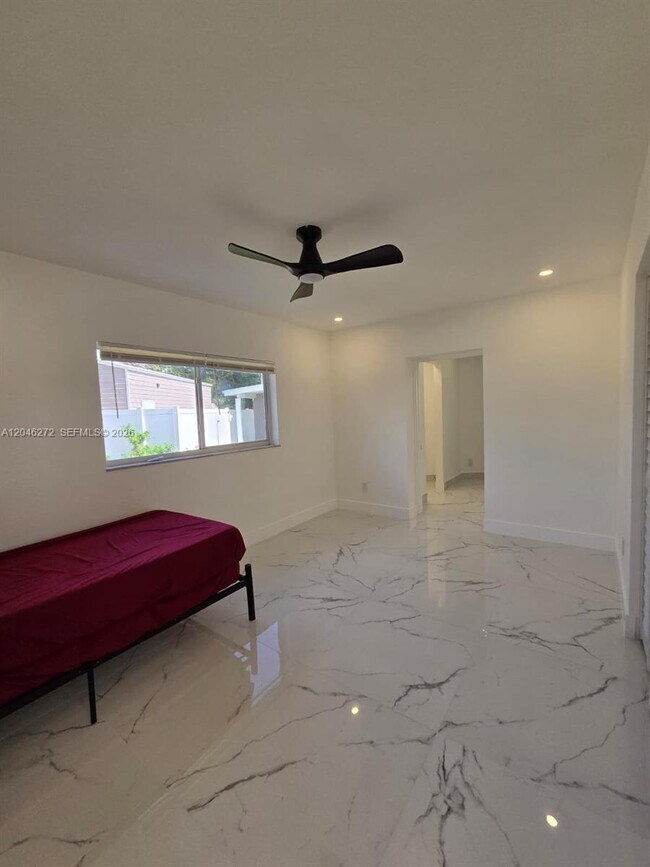 Building Photo - 305 SE Airoso Blvd